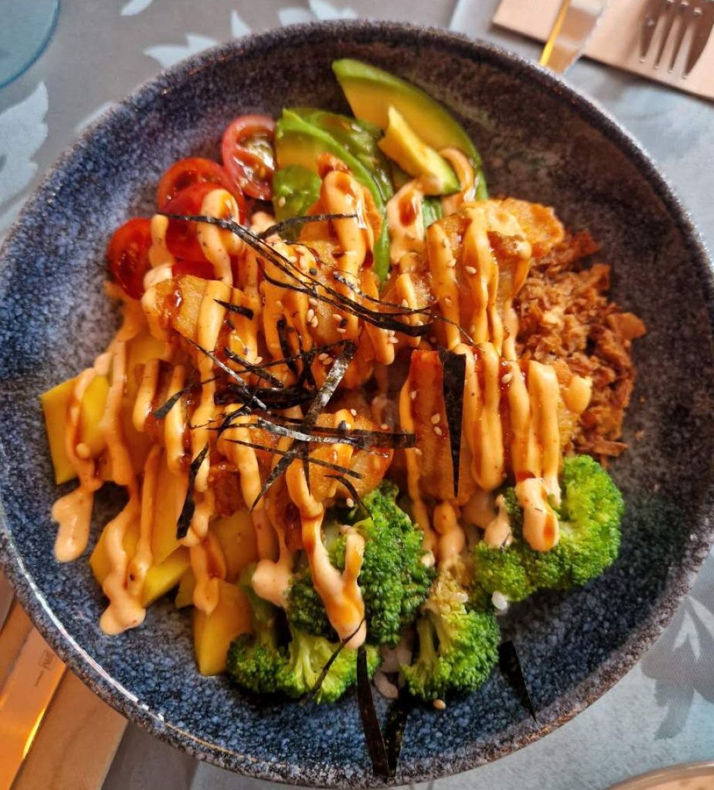 Poke Karrage Pollo